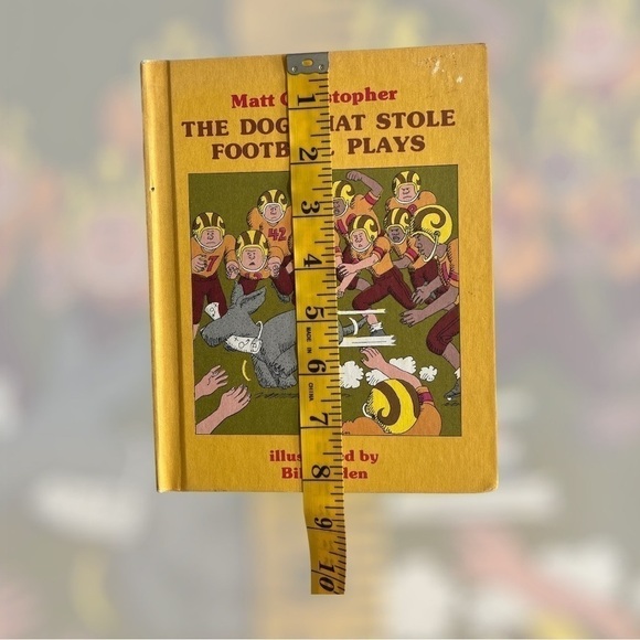 Vintage 1980 The Dog That Stole Football Plays hard cover book - Picture 4 of 6